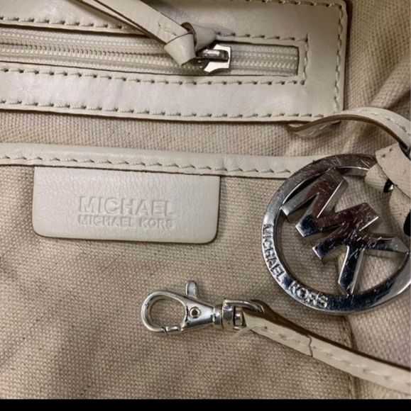 GORGEOUS MICHAEL KORS WHITE LEATHER PURSE - EUC - Picture 4 of 8